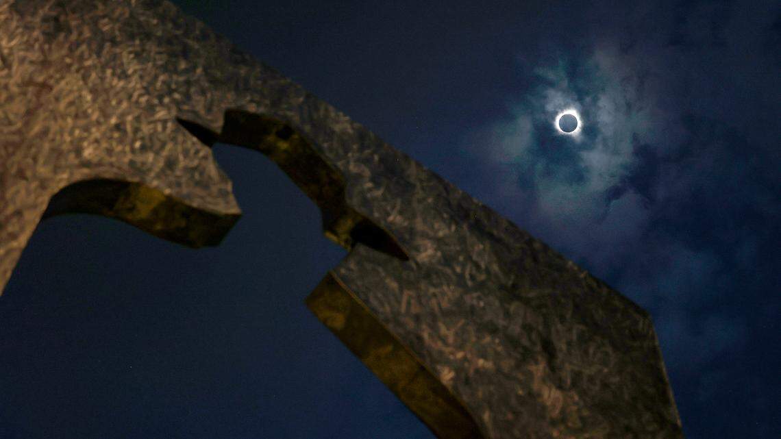 Solar eclipse updates: Fort Worth stargazers whoop, cheer as moon passes in front of sun