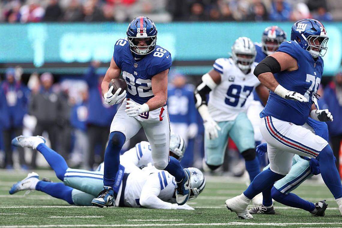 EAST RUTHERFORD, NEW JERSEY - JANUARY 04: Daniel Bellinger #82 of the New York Giants runs for a second quarter touchdown against the Dallas Cowboys at MetLife Stadium on January 04, 2026 in East Rutherford, New Jersey. (Photo by Ishika Samant/Getty Images)