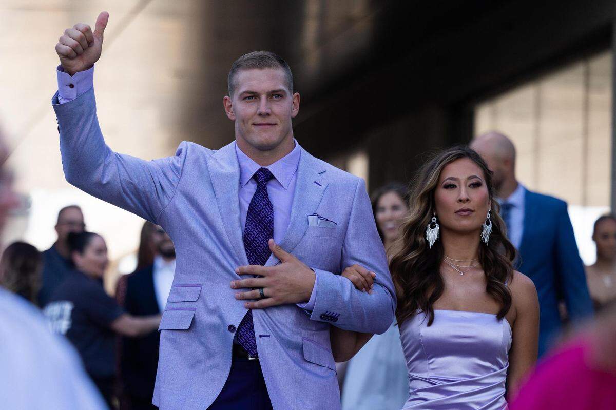 Dallas Cowboys Leighton Vander Esch walks down the blue carpet for the season kickoff event Thursday, Aug. 25, 2022, at Ford Center in Frisco.