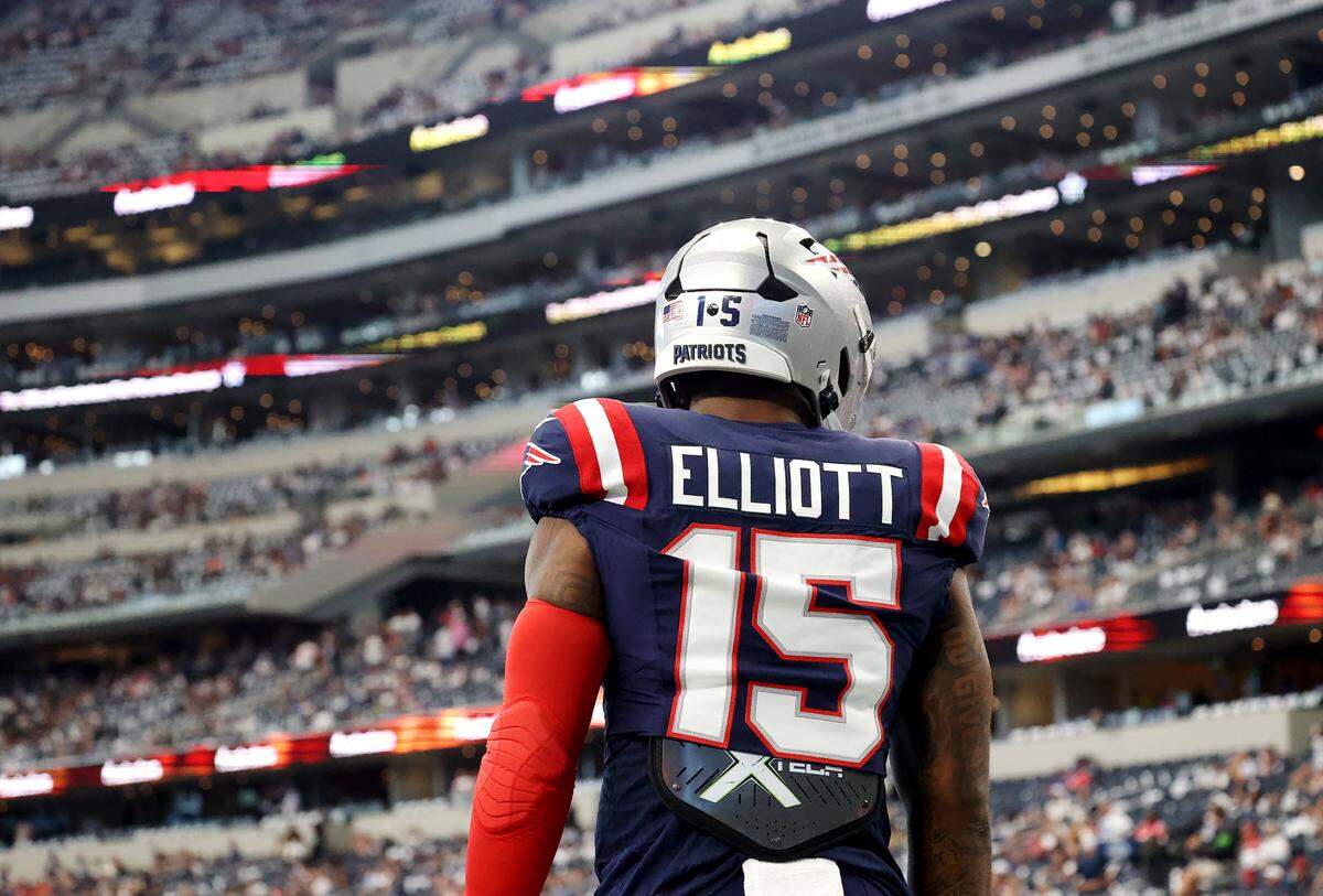 New England Patriots running back Ezekiel Elliott warms up at AT&T Stadium on Sunday, October 1, 2023, in Arlington. This is Elliott’s first time competing against the Cowboys since being traded.
