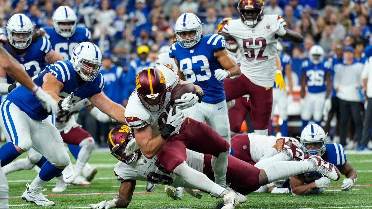 Washington Commanders defensive end Casey Toohill (95) recovers a fumble against the Indianapolis Colts in Indianapolis on Sunday.