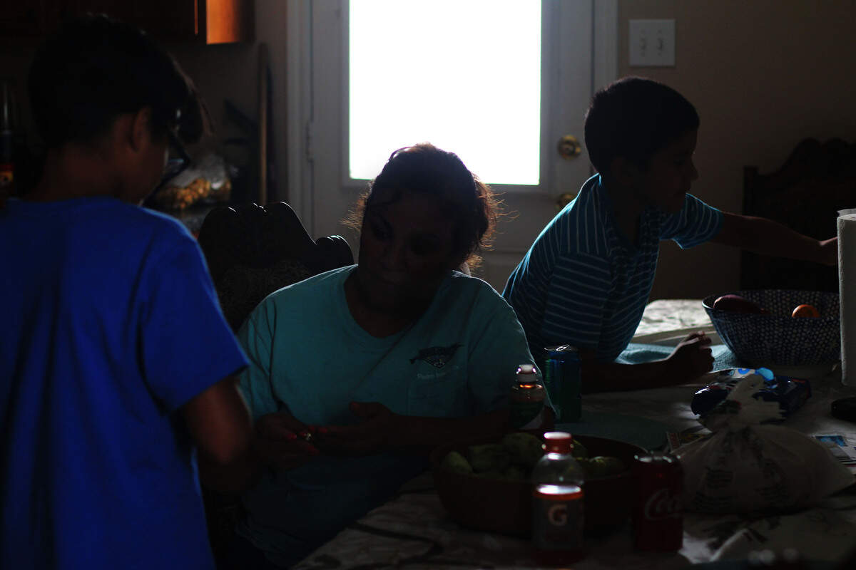 Edith junto a su hijos de 8 y 11 años. Su familia está considerando mudarse a México.  Sin embargo, estarían alejando a sus hijos de las oportunidades que tienen en su país. “Es difícil pensar que les voy a quitar la posibilidad aquí (Estados Unidos) pero no voy a estar sin ellos”, dijo Edith.
