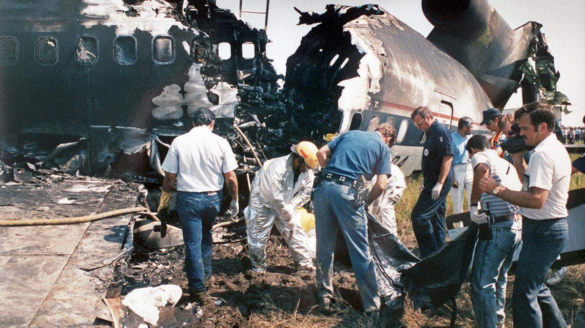 Aug. 31, 1988: Crews remove one of the first victims of the Delta 1141 crash from the plane’s rear, which had been on fire. Twelve passengers and two flight attendants died in the disaster at Dallas-Fort Worth International Airport.
