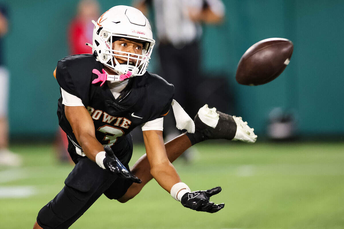 Arlington Bowie wide receiver Derion Carson reaches his arms out to make a catch in a bi-district playoff game at Choctaw Stadium in Arlington, Texas on Nov. 14, 2025.