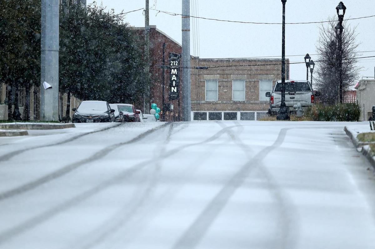 Snow falls in the Near Southside neighborhood of Fort Worth on Thursday, Jan. 9, 2025, in Fort Worth.