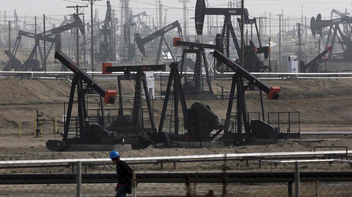 Oil dipped below $40 a barrel for first time since April on Monday as drilling rigs and inventory levels increased.