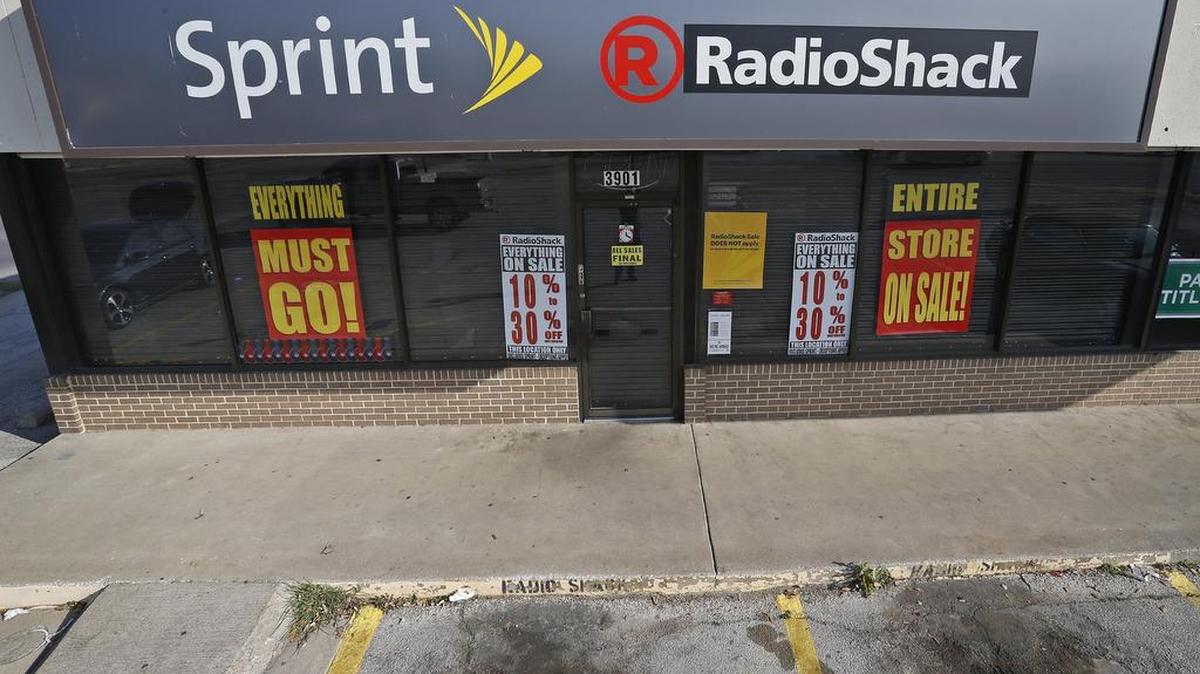 RadioShack is closing 552 stores as part of its bankruptcy and ending its partnership with Sprint.