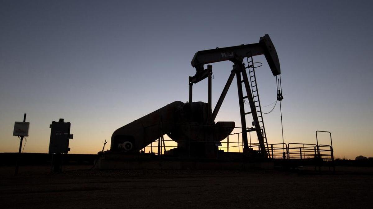 The price of oil should rise to between $40 and $50 a barrel by the end of the year, according to Robert Dye, Comerica’s chief economist.