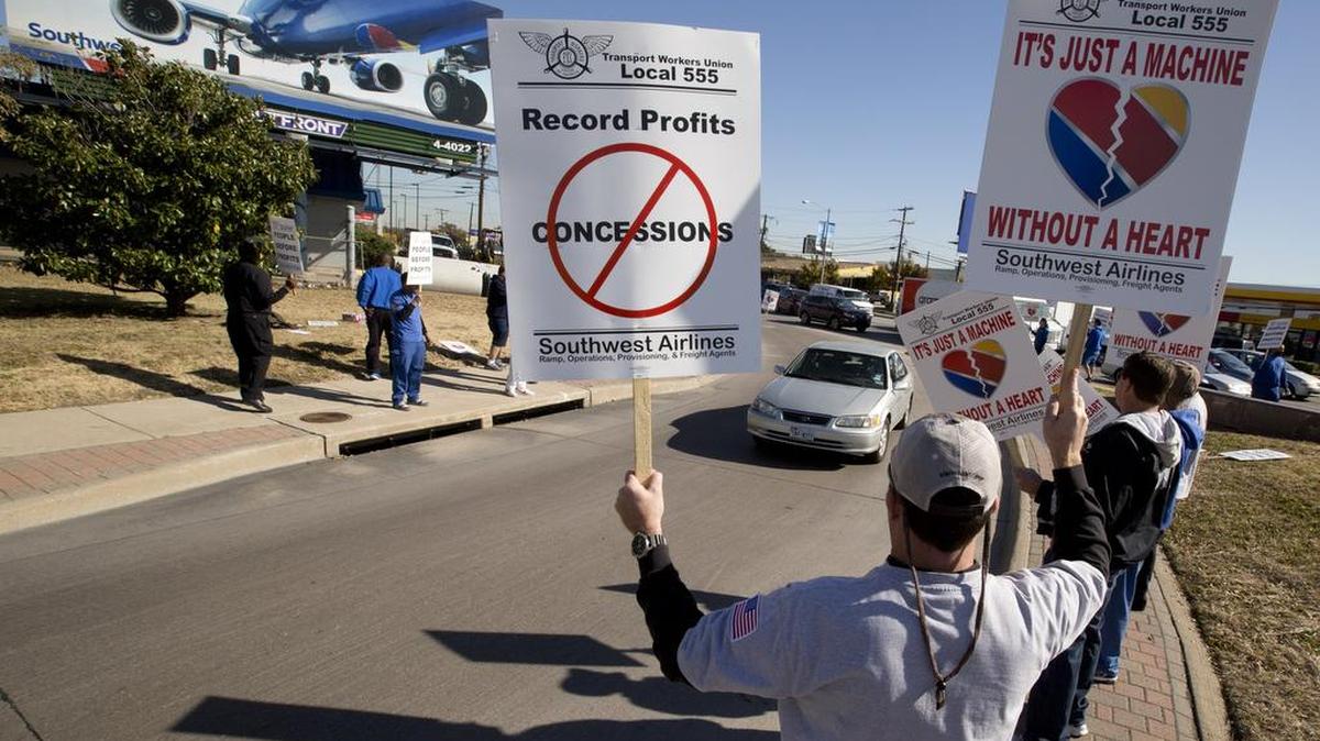 Transportation Workers Union Local 555 executive board, which represents more than 12,000 baggage handlers and ramp workers at the Dallas-based carrier, reviewed an agreement in principal reached Dec. 23 and decided to conduct a ratification vote. The union had an informational picket at Dallas Love Field on November 2014.