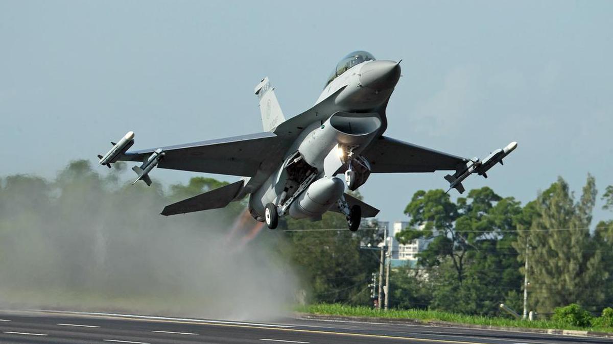 A Taiwan Air Force F-16 fighter jet taking off. The U.S. government approved the sale of 8 F-16s to Pakistan last month.