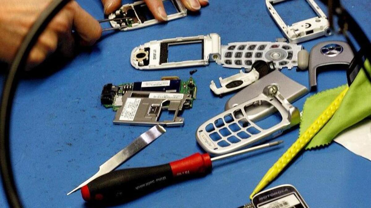 Ingram Micro is cutting 937 jobs at a wireless repair and logistics facility in the Centreport business park in Fort Worth.