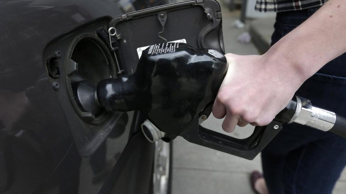 Gas prices in Fort Worth and Arlington dropped seven cents in one week and are expected to drop even more during the holiday travel season.