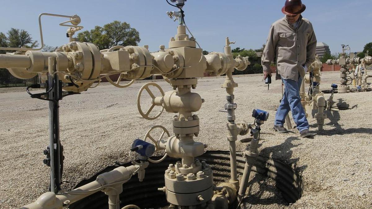 Fifty eight percent of those polled nationwide say cities should be able to ban hydraulic fracturing, even if state law otherwise permits it, according to a poll by the University of Texas at Austin.