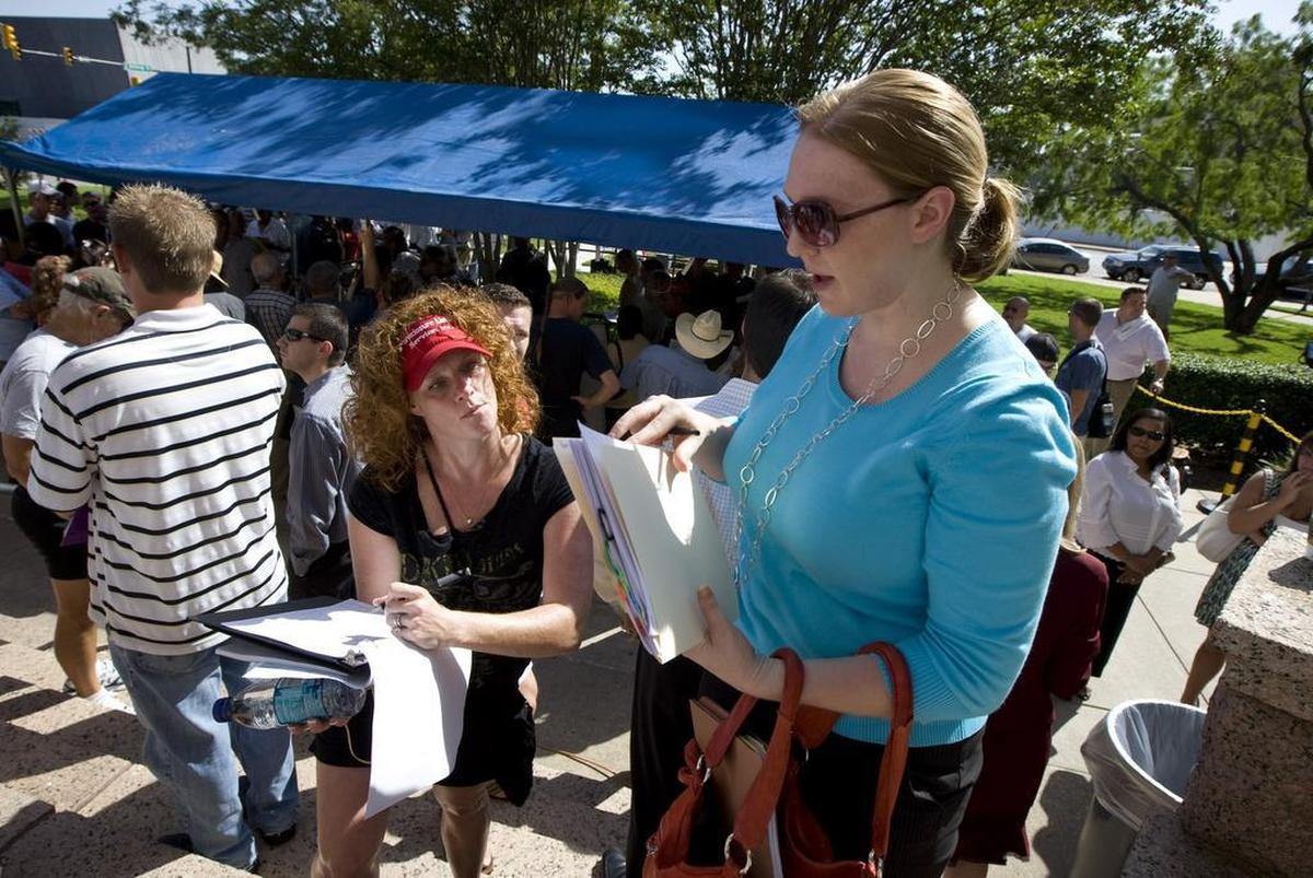 JoAnn Haynes, left, records a sale by substitute trustee Nan Potter, right on tthe Tarrant County courthouse steps in 2009 during a foreclosure auction.