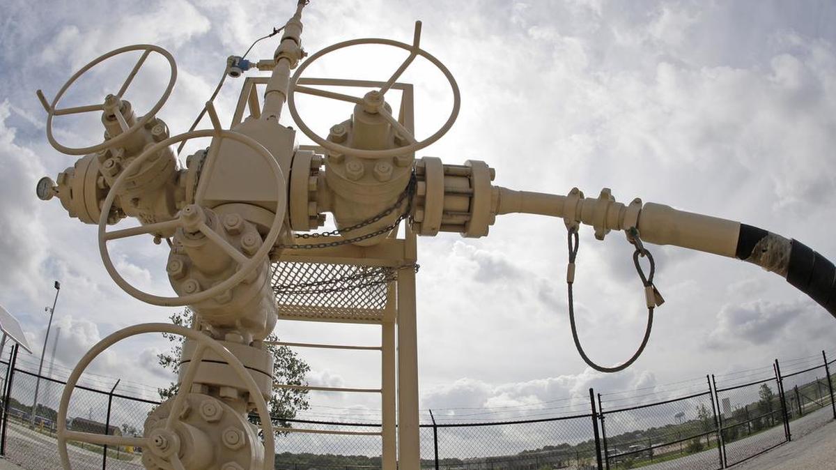 Tarrant County Commissioners Tuesday voted to hire an outside law firm to sue the Oklahoma energy giant over underpayments stemming from their natural gas leases.