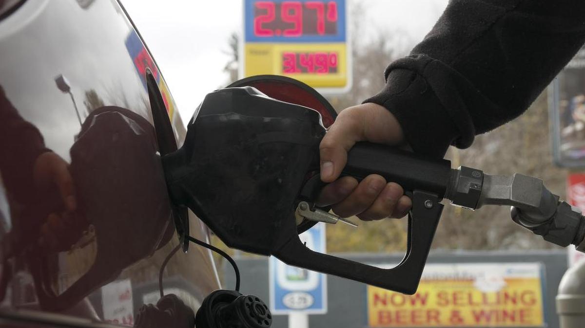 The national average for a gallon of unleaded gasoline Tuesday dropped for the 18th consecutive day to $2.06, about 75 cents cheaper than last year.
