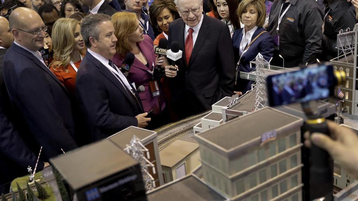Berkshire Hathaway Chairman Warren Buffett, center, views the BNSF booth with the railroad’s chairman Matthew Rose at Berkshire’s shareholders meeting on April 30.