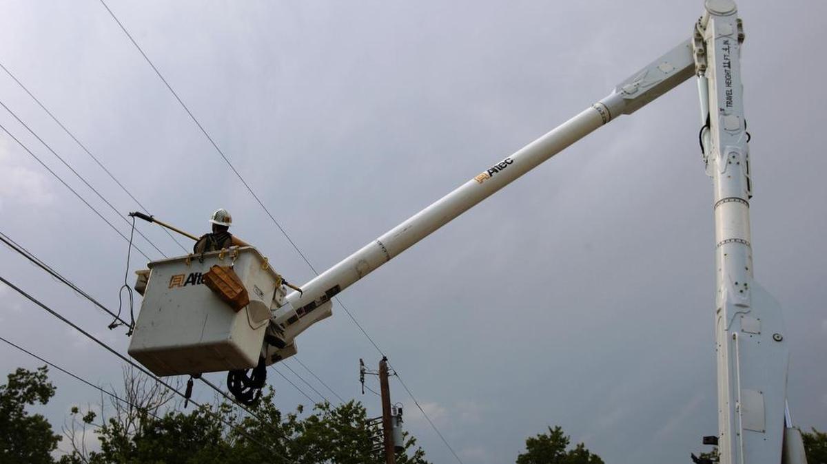 A group led by Hunt Consolidated, which owns Sharyland Utilities, wants to buy Oncor Electric, which maintains power transmission lines in North Texas.