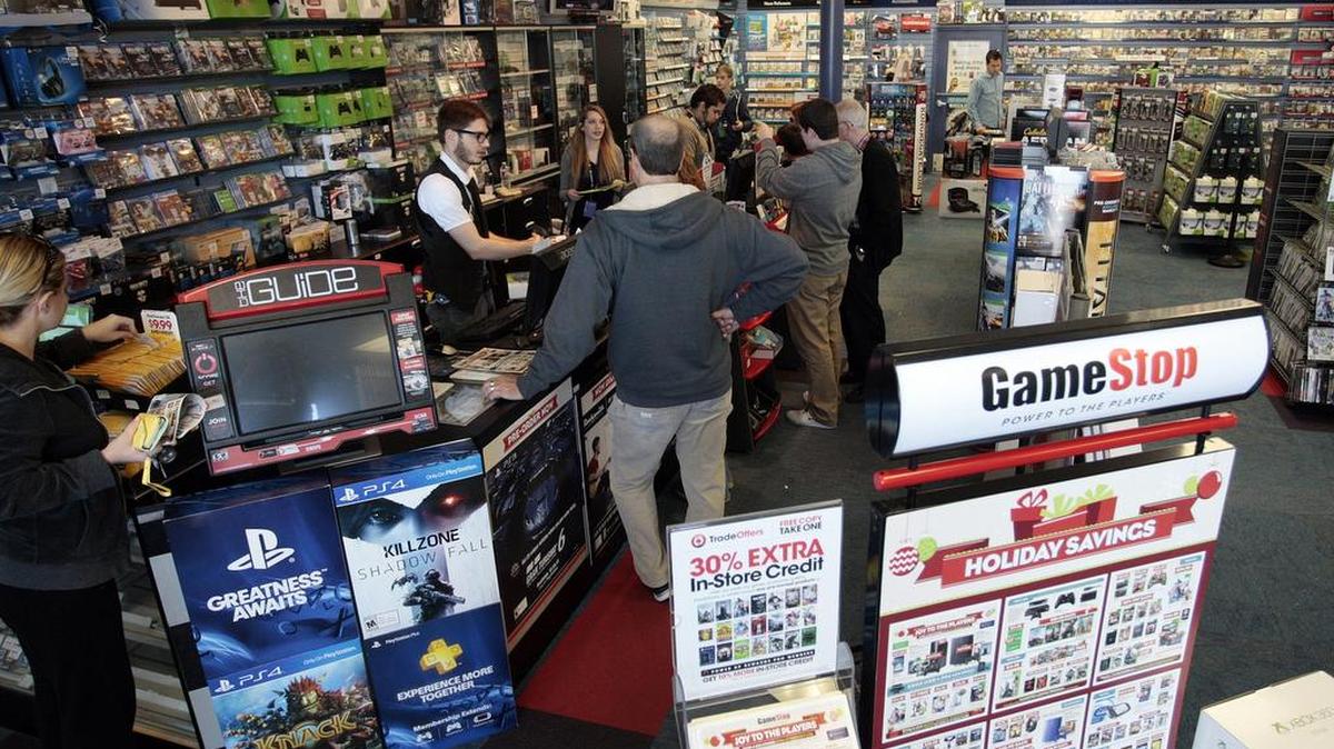 Sales of video-game software declined 6 percent in the last fiscal year at GameStop.