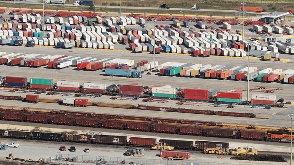 A Tulsa businesswoman plans to open a textile manufacturing plant near the Alliance Intermodal center in far north Fort Worth.