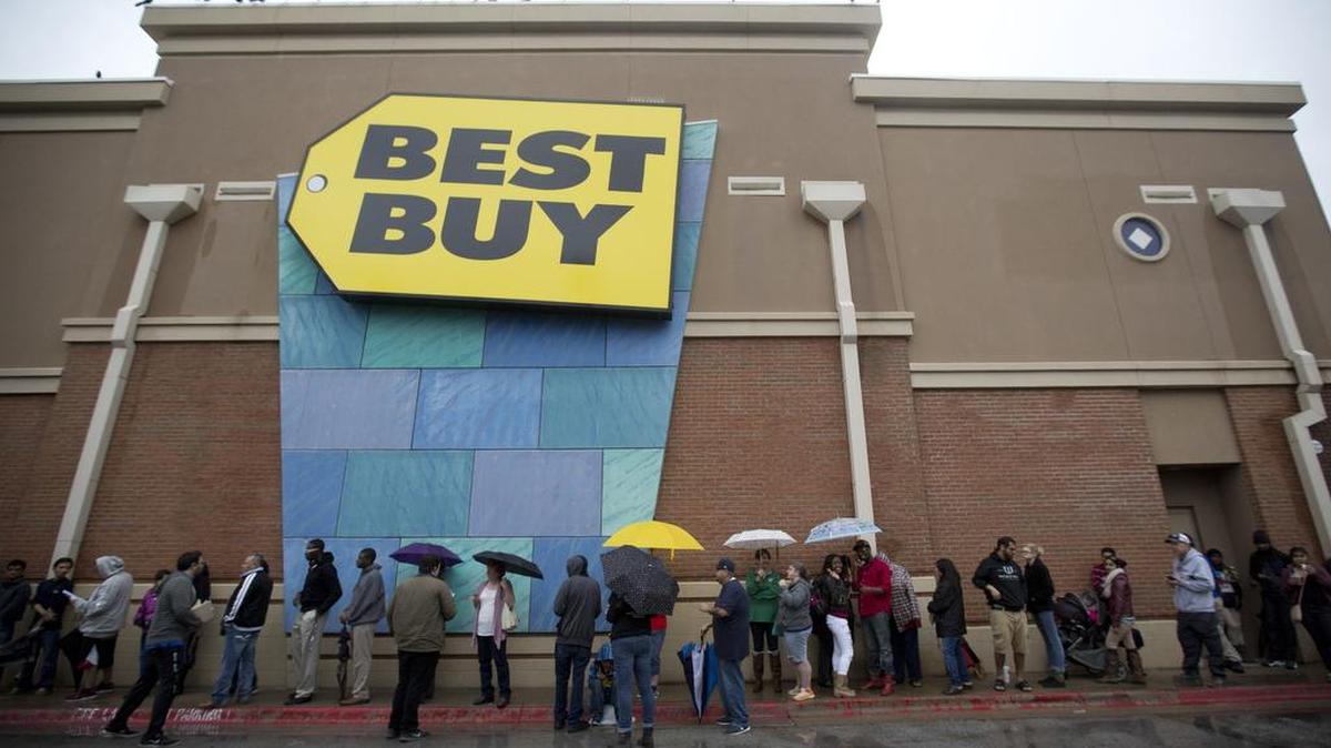 Shoppers lined up outside Best Buy on Black Friday near North East Mall in Hurst on Thanksgiving.