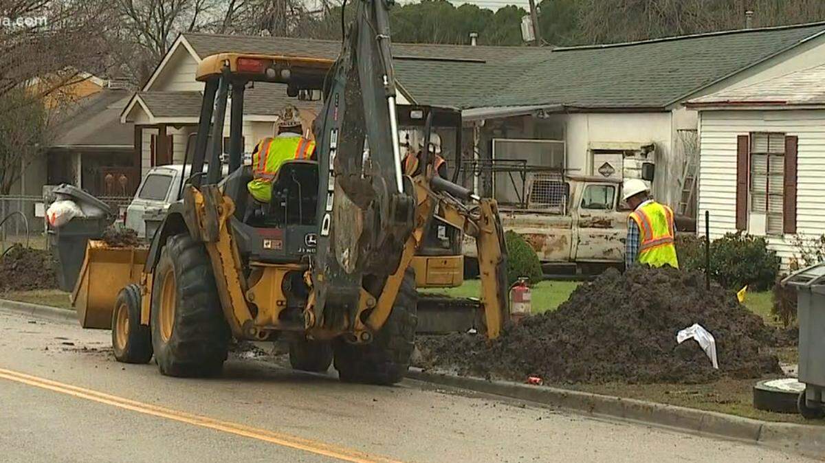Atmos Energy will be cutting off natural gas service to 2,800 homes in the northwest Dallas area to fix gas line leaks beginning at noon Thursday.