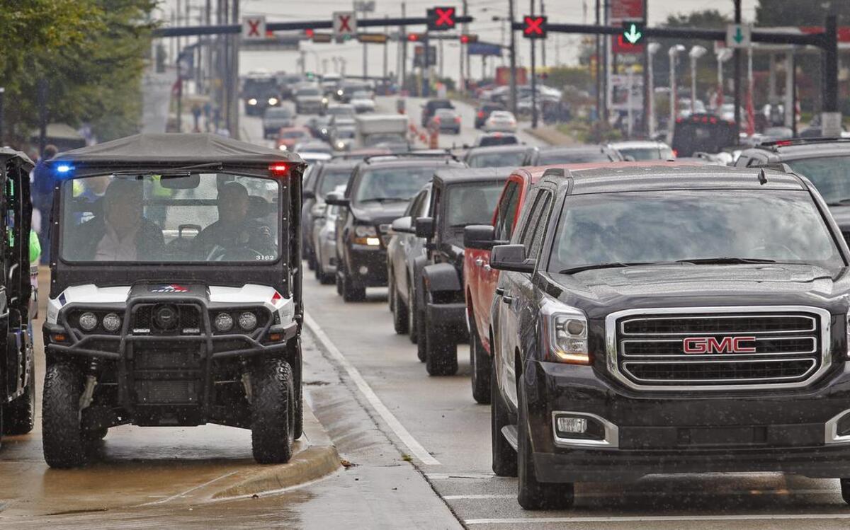 Arlington police advise drivers to avoid Collins Street before and after Dallas Cowboys games.
