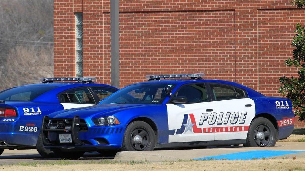 Arlington police arrested an aggravated robbery suspect Thursday after a payday lender was shot in the ankle.