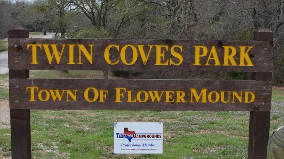 A Denton man died Sunday night at a Grapevine hospital after he was pulled out of Grapevine Lake by rescue teams.