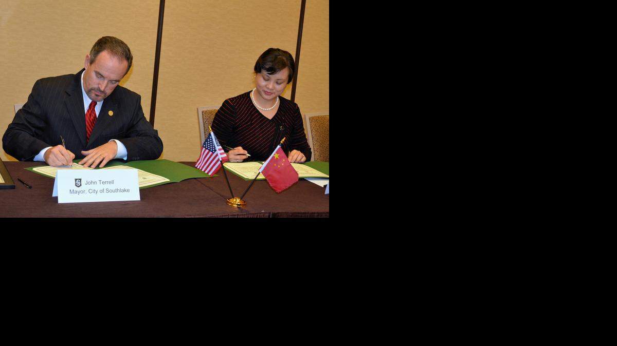 
Southlake Mayor John Terrell and Wuzhong District Director Jin Jie sign the new Friendship City Agreement.
