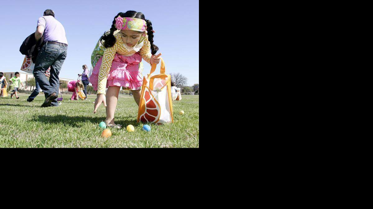 
Clarissa Noronha, 7, fills her tote bag with plastic eggs. 
