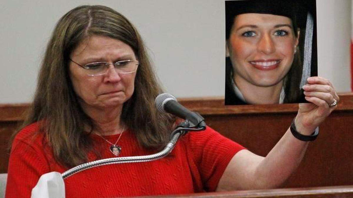 
Debbie Blackmon, mother of Deidra Blackmon, holds a photo of her daughter in court Wednesday. 
