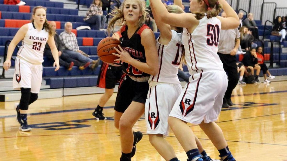 Bryn Gerlich drives around Richland defenders in recent play. She’s likely to draw the assignment vs. Bell standout Lexi Gordon.