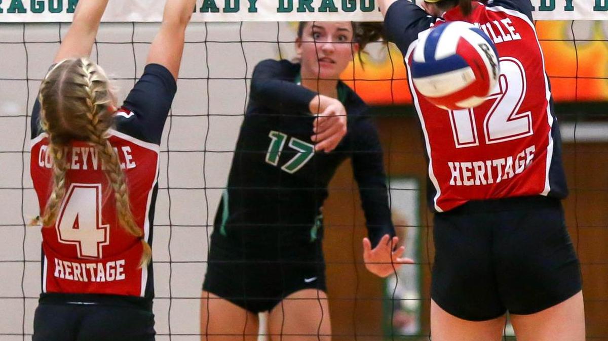 
Junior OH Haley Hallgren, center, figures to play a major role on this year’s Carroll squad.
