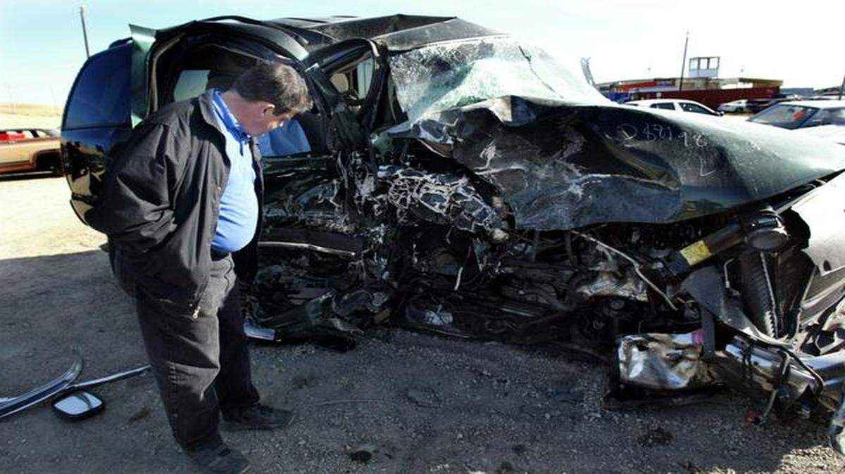 
Fort Worth detective R.L. Wangler looked over the crushed Chevy Tahoe that Brent Jones was killed in when hit by a wrong-way, drunken driver in 2003.
