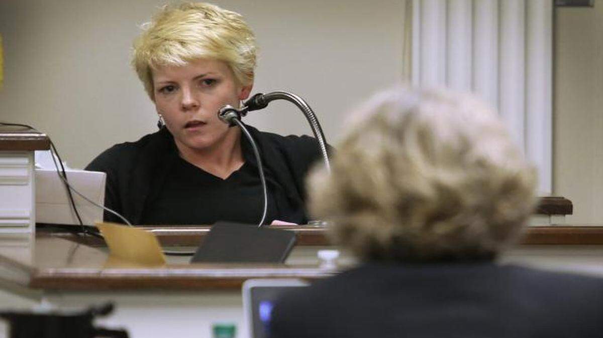 
Lauren Smith is questioned by prosecutor Lisa Tanner, back to camera, in Fort Worth, Tuesday, Feb. 24, 2015, during the trial of Gabriel Armandariz. She and Armandariz had two sons, whom Armandariz is accused of killing in 2011. 
