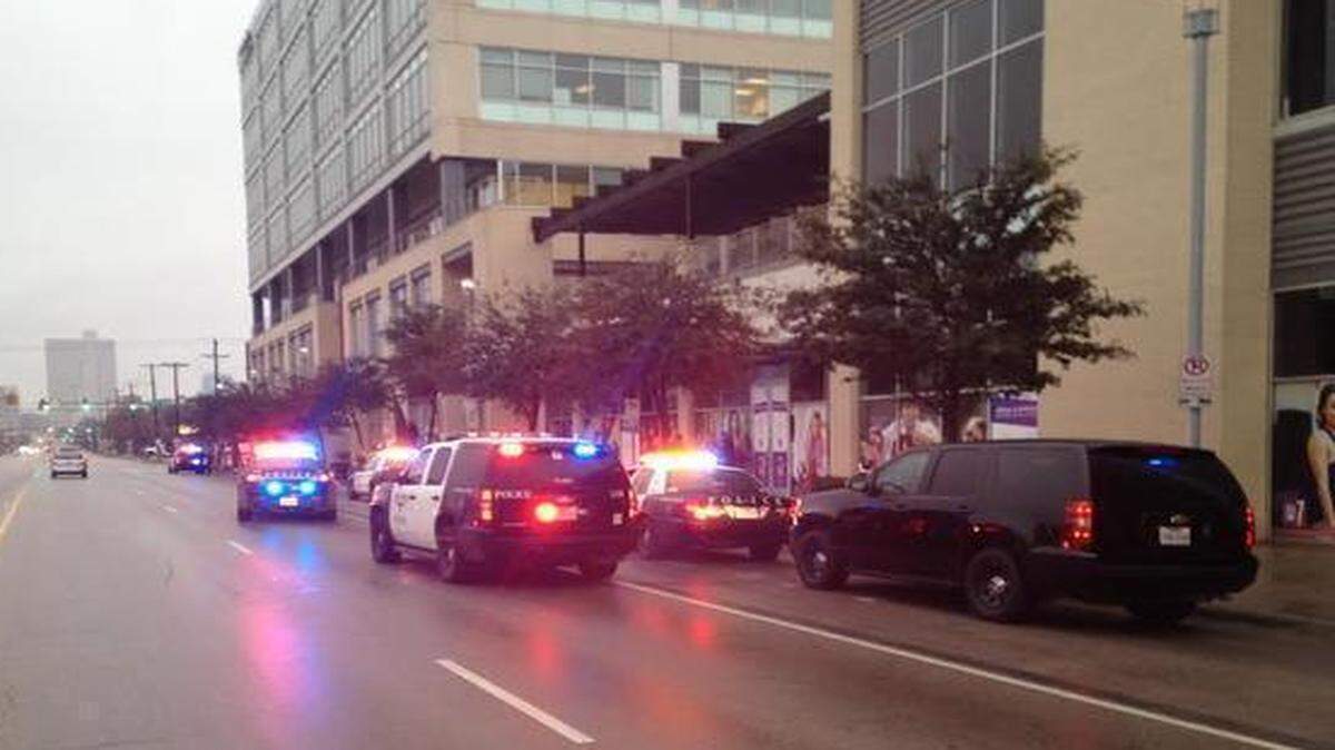 
Fort Worth police converge on the block on West Seventh Street where a robbery suspect was arrested Friday morning. 

