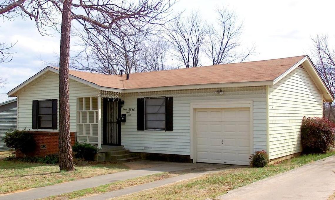 Chante Mallard lived on this home on Wilbarger Street in southeast Fort Worth, shown in 2002. Mallard was charged with murder after driving home and parking her car with Gregory Glenn Biggs imbedded in the windshield in October 2001. Biggs bled to death in the garage. Police say Mallard, 25, and her friends then put the stranger's body in another car’s trunk and dumped it in Cobb Park.