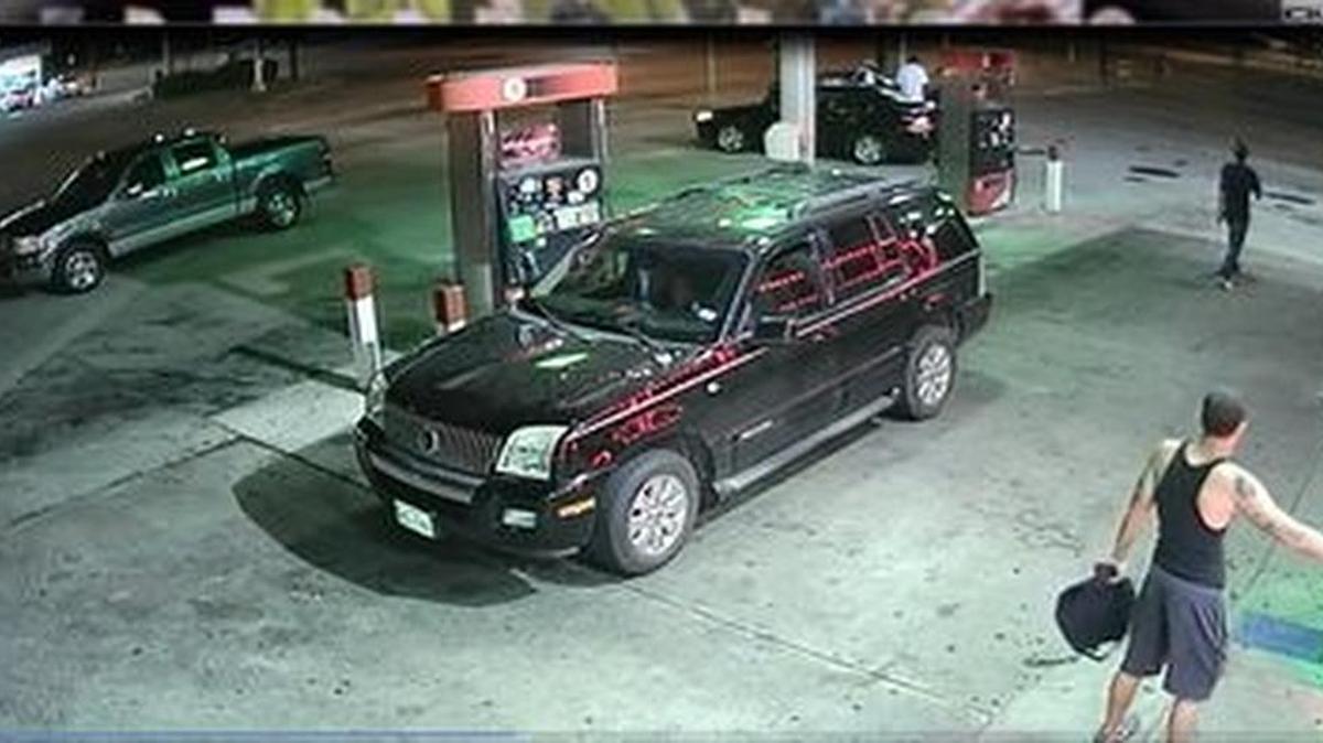 Police say these two men used a woman’s credit card after her purse was robbed at gunpoint.