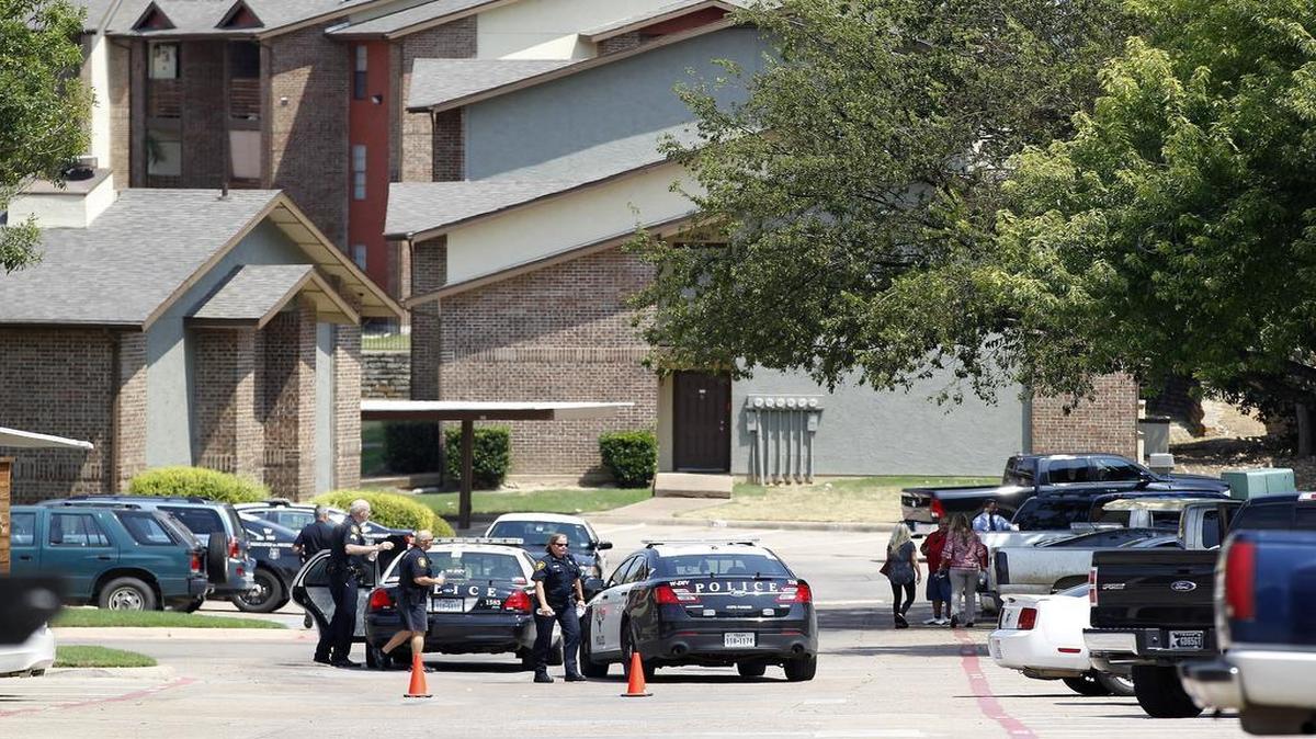 
Fort Worth police investigate a fatal shooting at the Cameron Creek apartments on Bryant Irvin in far south Fort Worth on Tuesday, Aug. 25, 2015.
