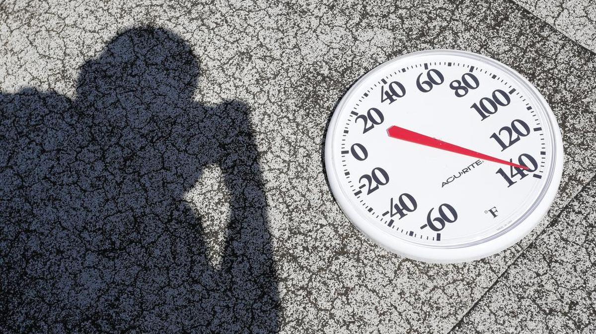 
Temperatures soared to about 140 degrees Friday afternoon on the roof Oil & Gas/Star-Telegram Building in downtown Fort Worth.
