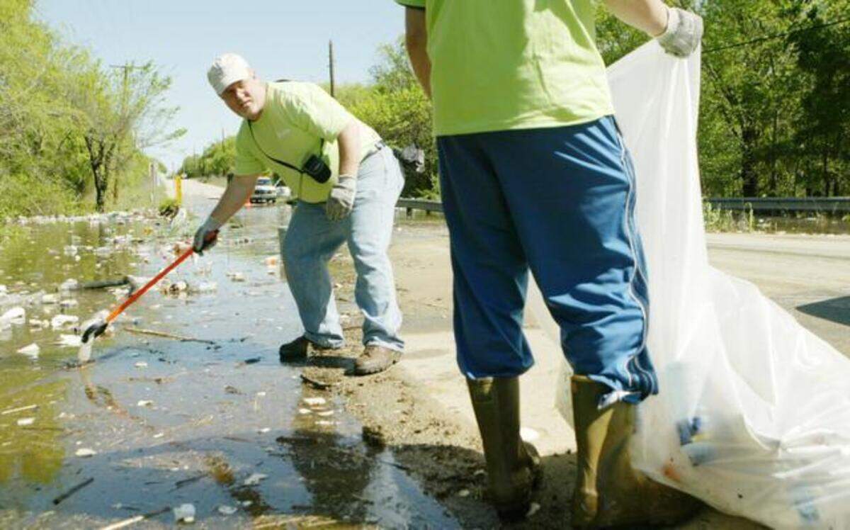 
Volunteers pick up litter and debris during the 2007 Cowtown Community Cleanup. 
