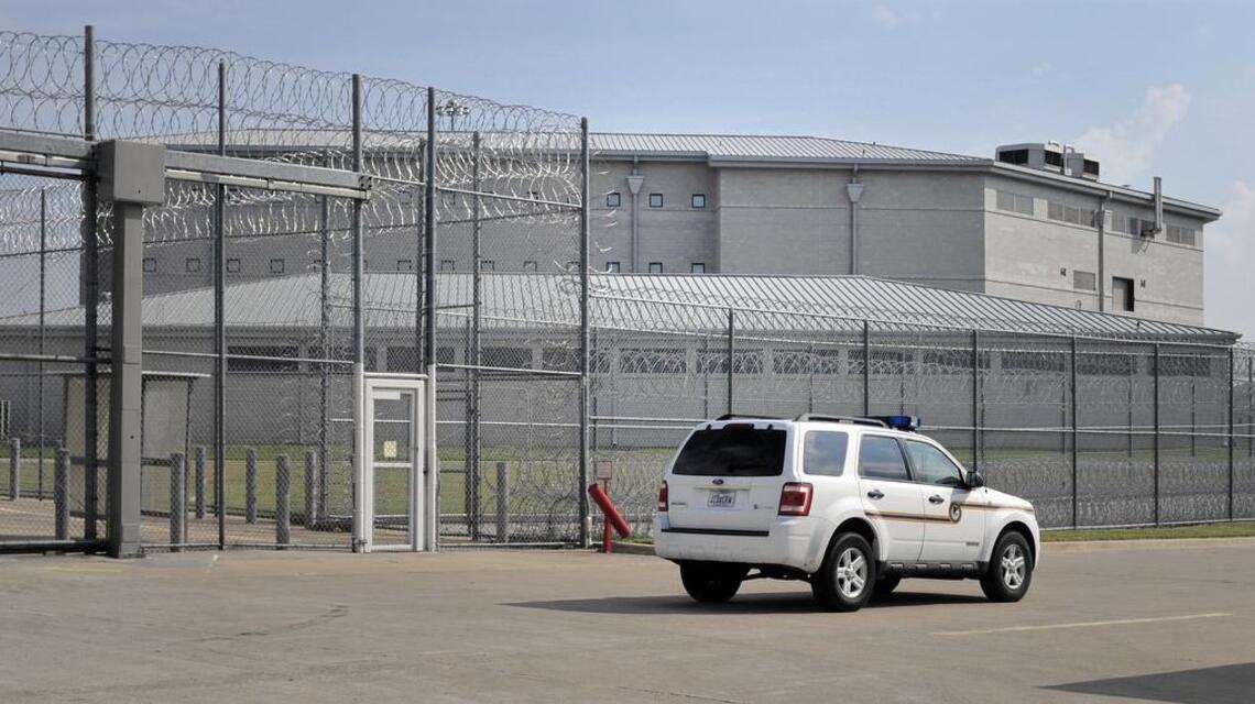 Whistleblower warned of conditions at Fort Worth prison before woman died of coronavirus