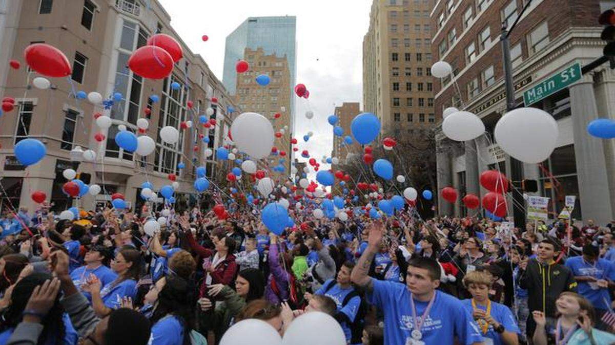 
Families of military members killed since 9/11 release balloons in memory of their loved ones at the Snowball Express Walk of Gratitude in downtown Fort Worth on Saturday.
