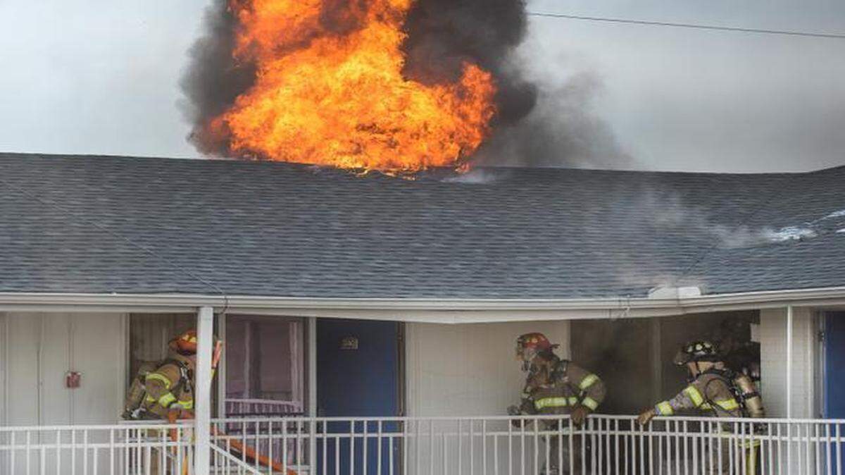 
Fort Worth firefighters advance a hose line at the Motel 6 at 4201 South Freeway on Monday afternoon. The three-alarm fire damaged or destroyed 30 units and displaced 30-35 people, a Fire Department spokesman said.
