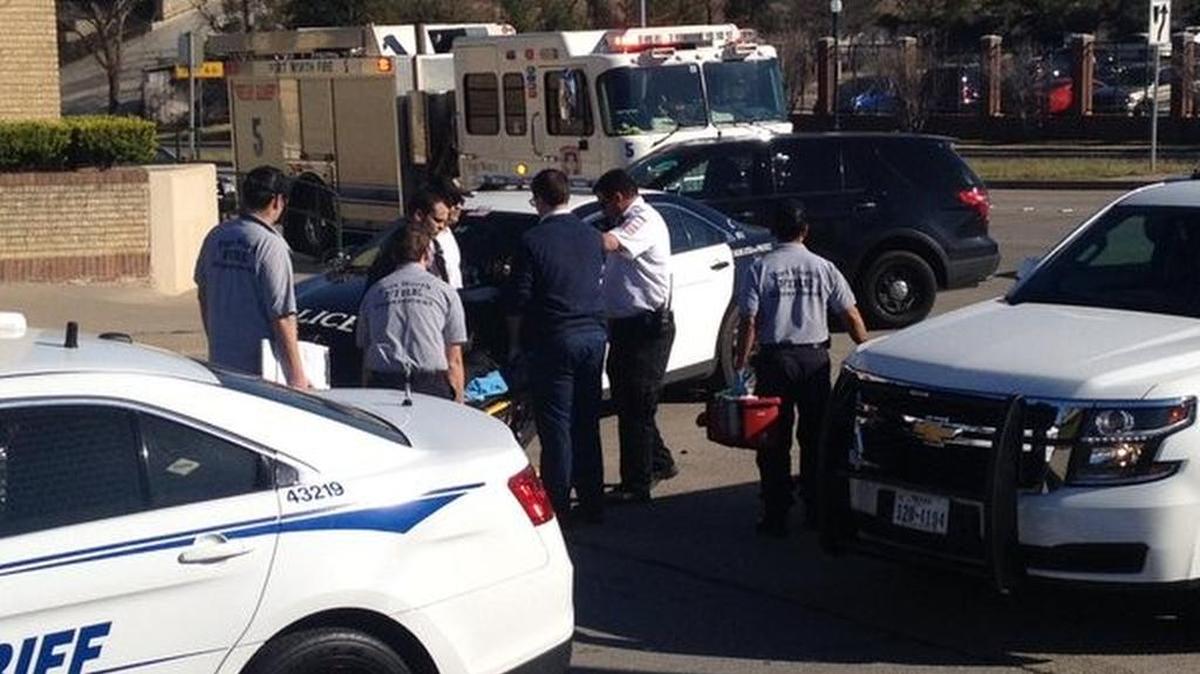 A Tarrant County jail prisoner attacked a jail officer who was transporting him to John Peter Smith Hospital in Fort Worth, an official said.