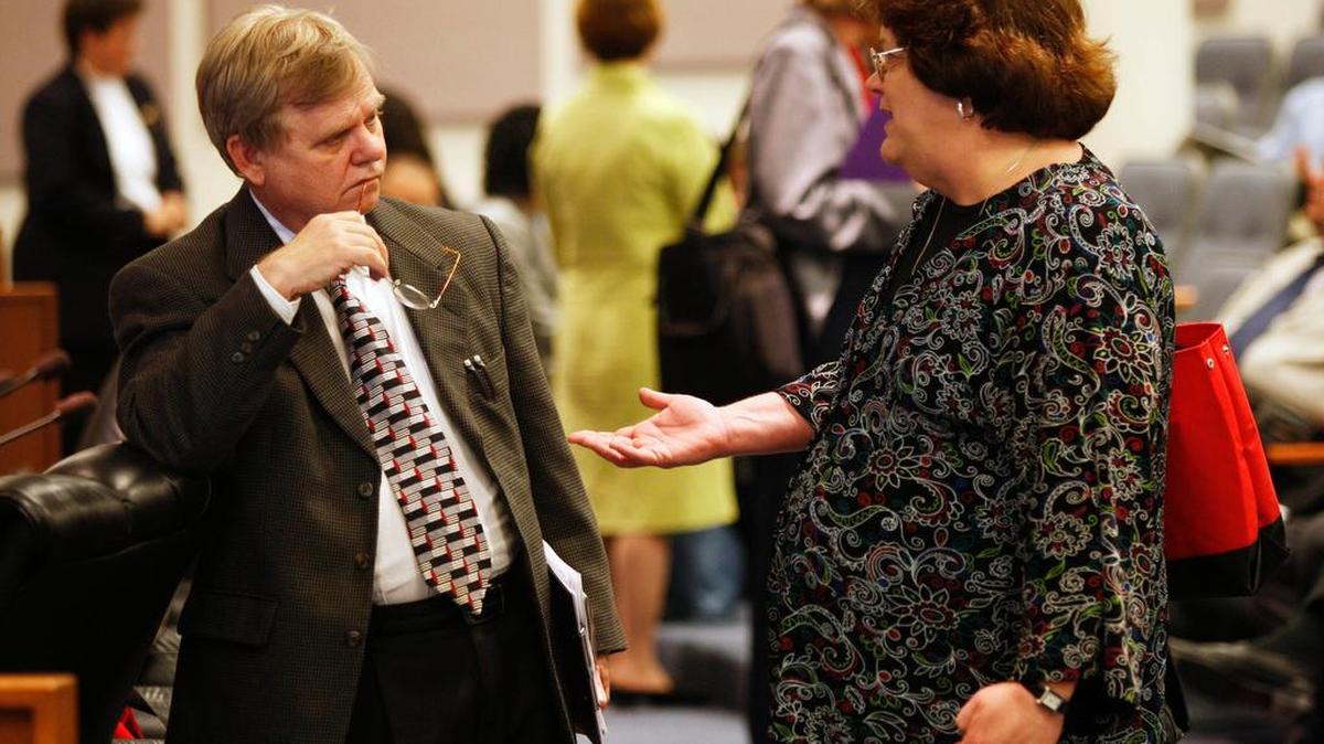Larry Shaw chats with Carla Kaufman, a Fort Worth school district administrator, before a school board meeting in April 8, 2008. Shaw, a longtime educator advocate, died June 17.