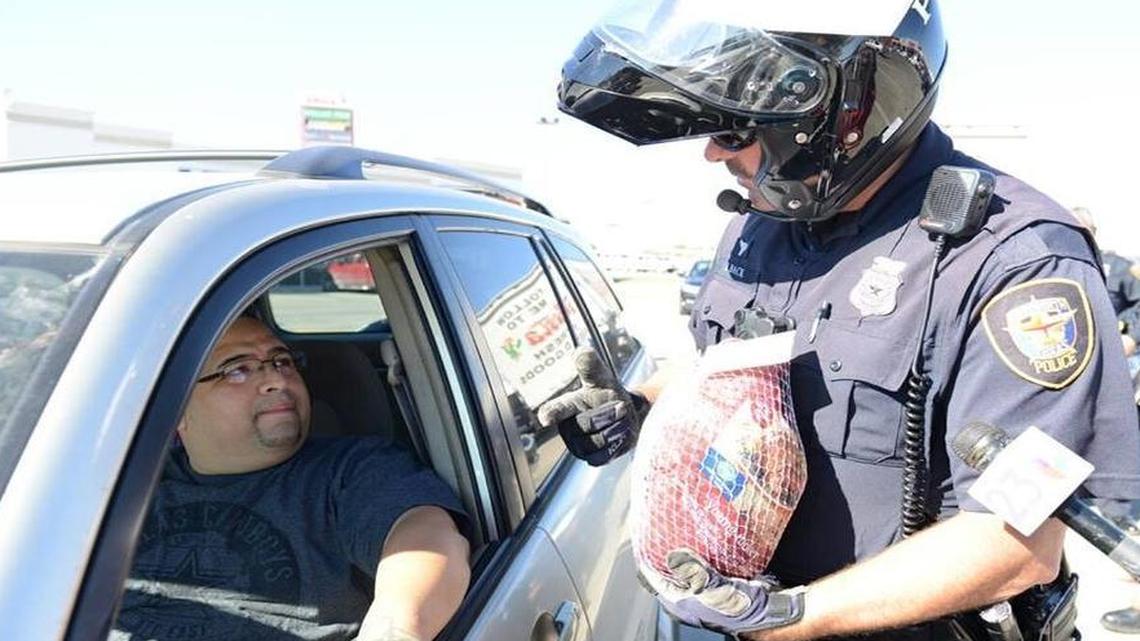 Fort Worth police officers spent part of the day Wednesday handing out turkeys to people who committed minor traffic violations.