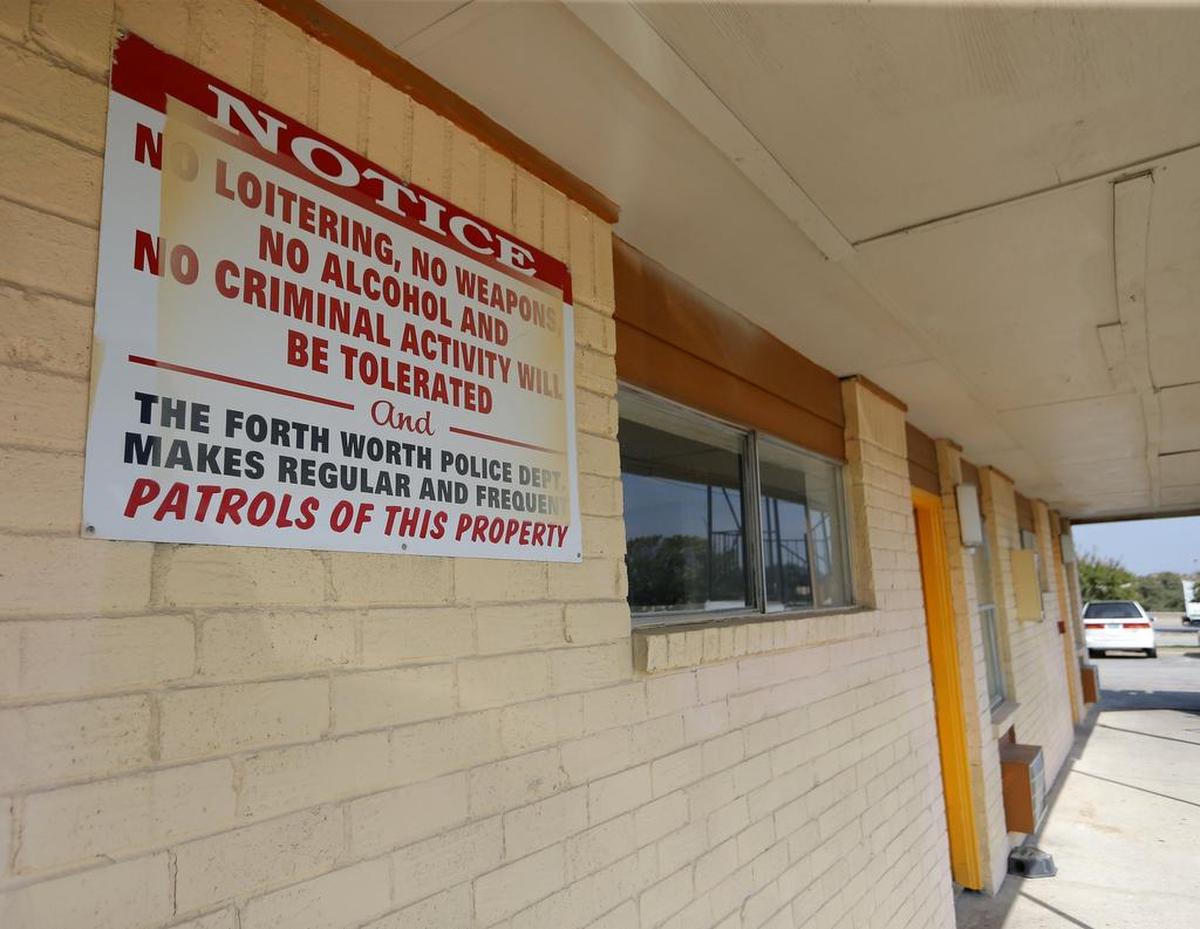Signs against loitering and criminal activity are posted at the Knights Inn in west Fort Worth, Tuesday, September 19, 2017.
