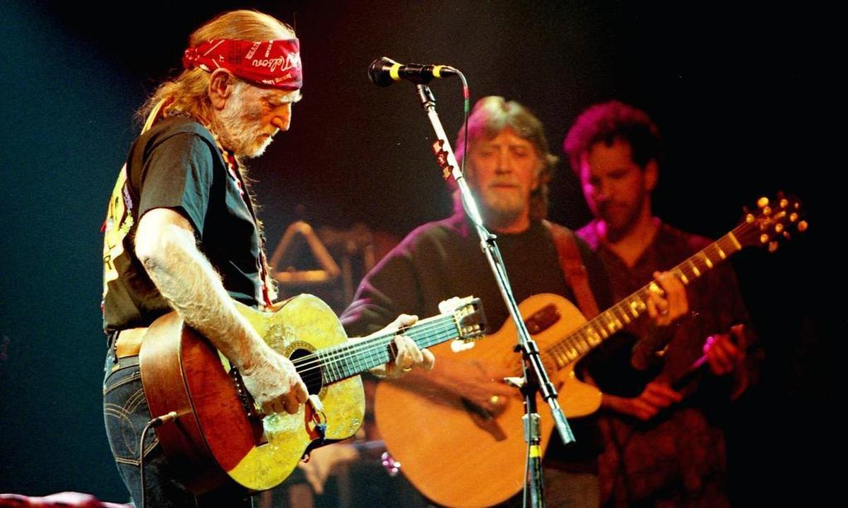 Willie Nelson performs at Billy Bob’s in 1999.